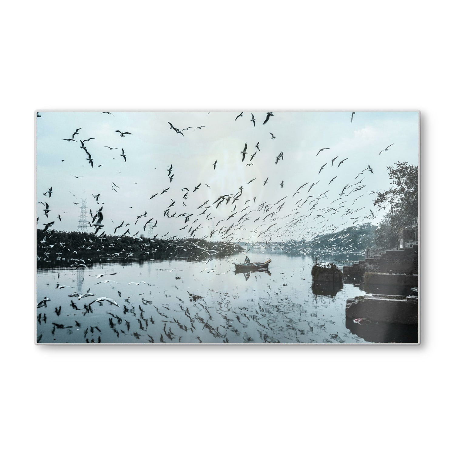 Schneidebrett - Vogel fliegt über Wasser