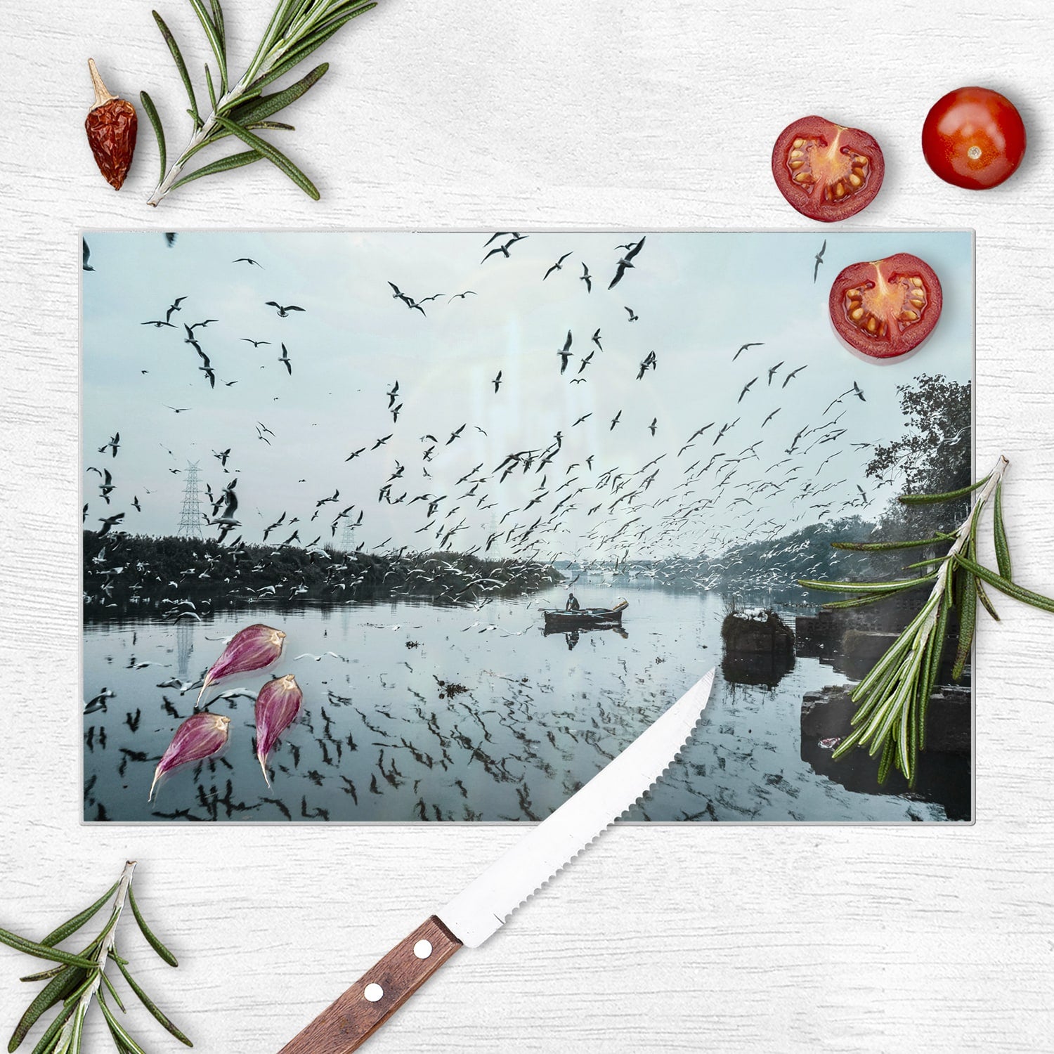 Schneidebrett - Vogel fliegt über Wasser