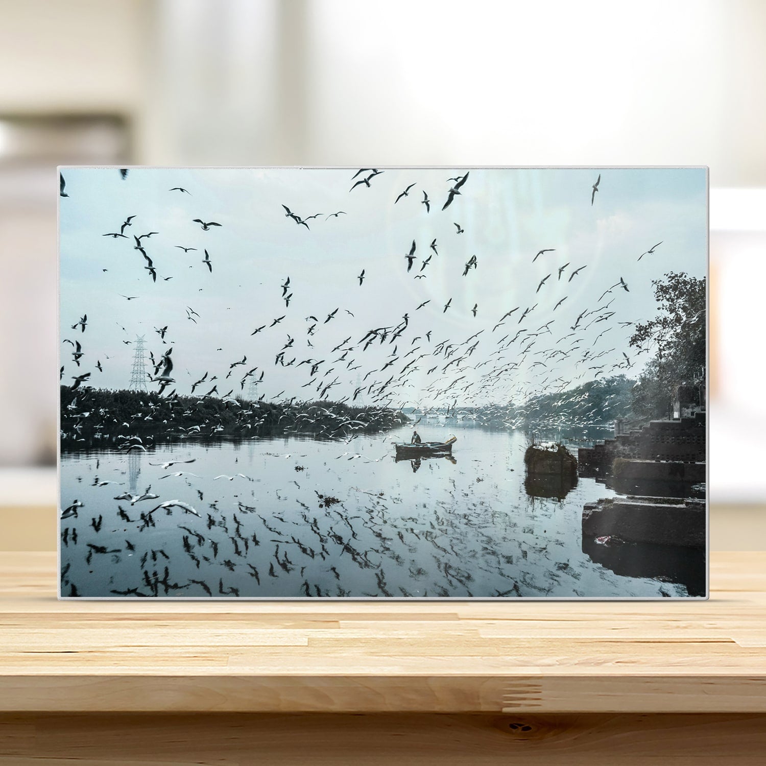 Schneidebrett - Vogel fliegt über Wasser