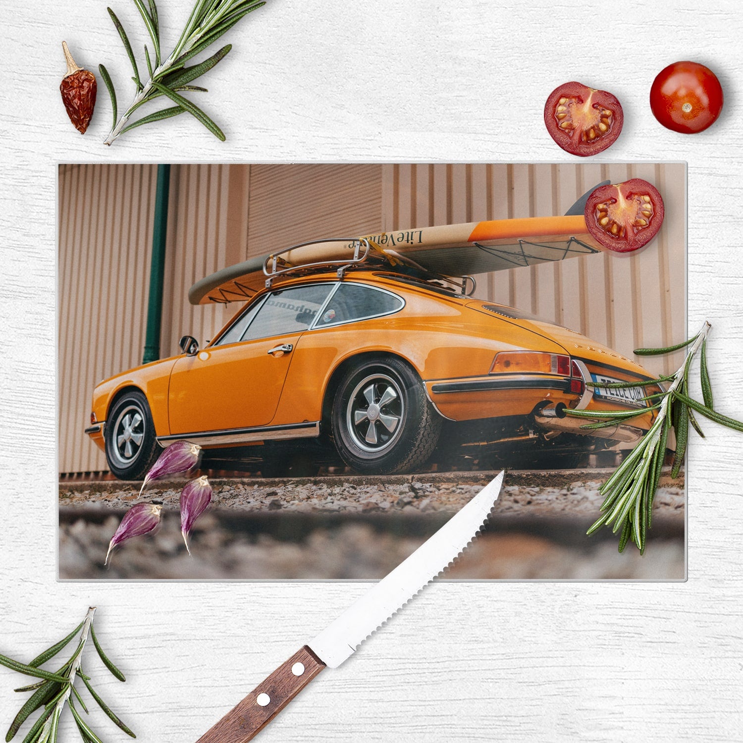 Schneidebrett - Porsche mit Surfbrett