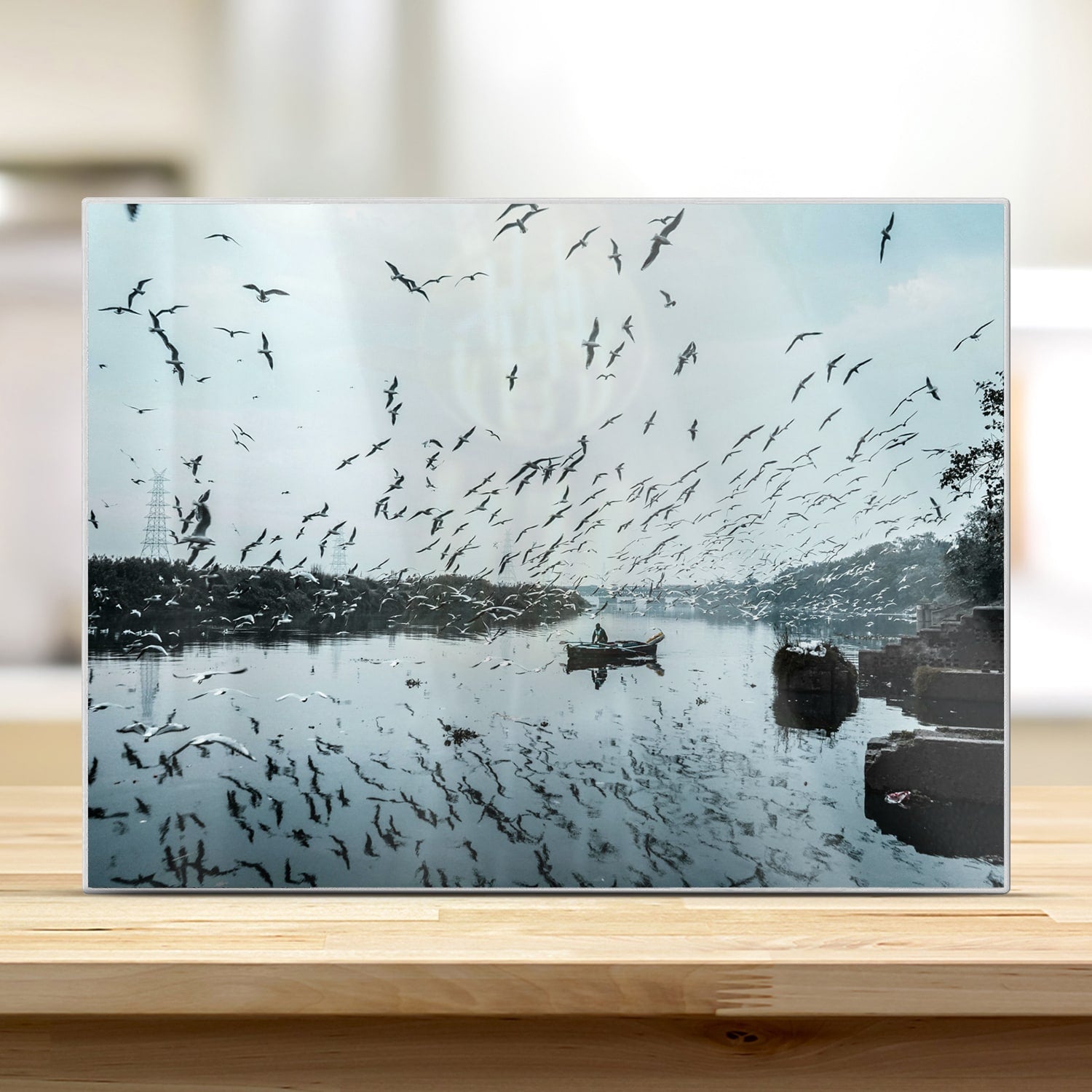 Schneidebrett - Vogel fliegt über Wasser