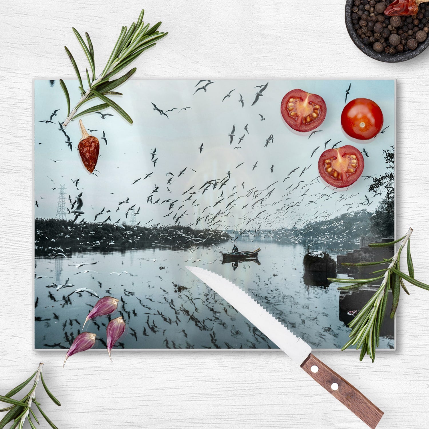 Schneidebrett - Vogel fliegt über Wasser