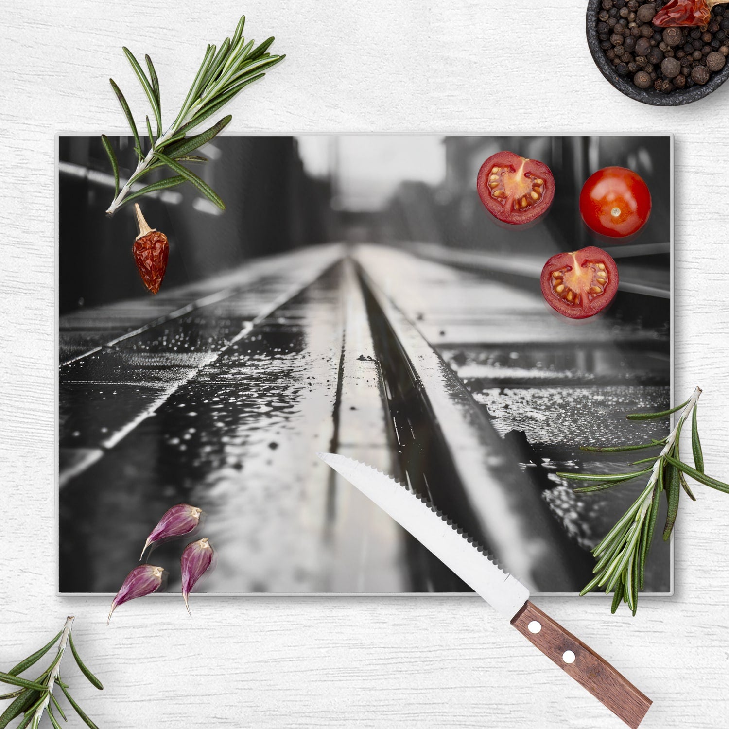Schneidebrett - Schwarz-weiß Bahngleis