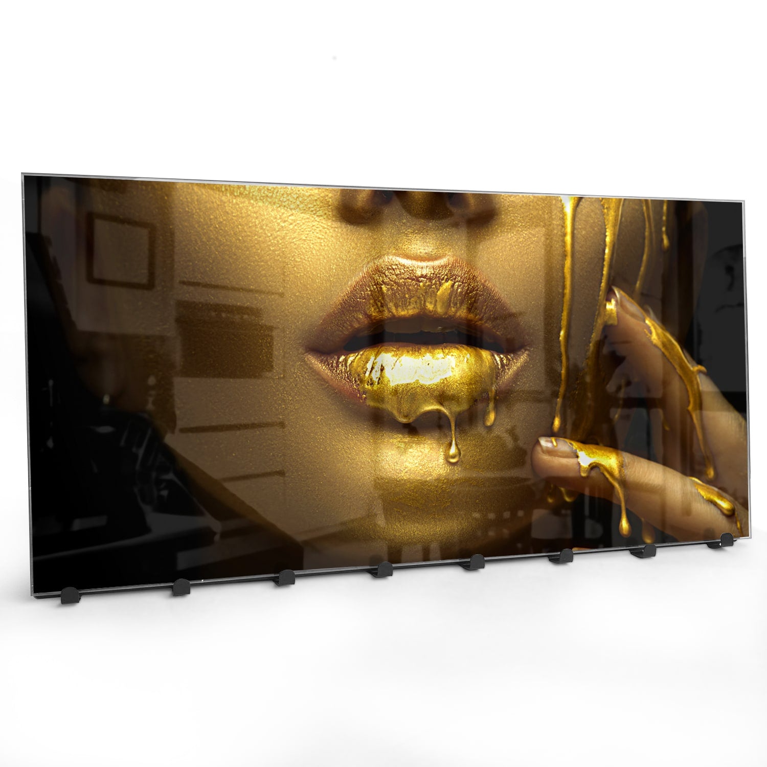 Wandgarderobe Goldene Farbe auf Gesicht