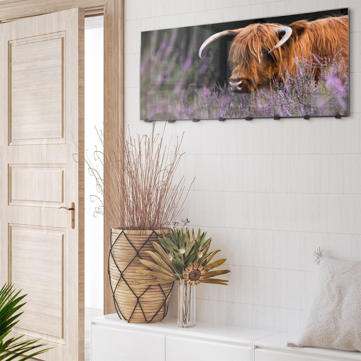 Wandgarderobe Schottisches Hochlandrind zwischen den Blumen