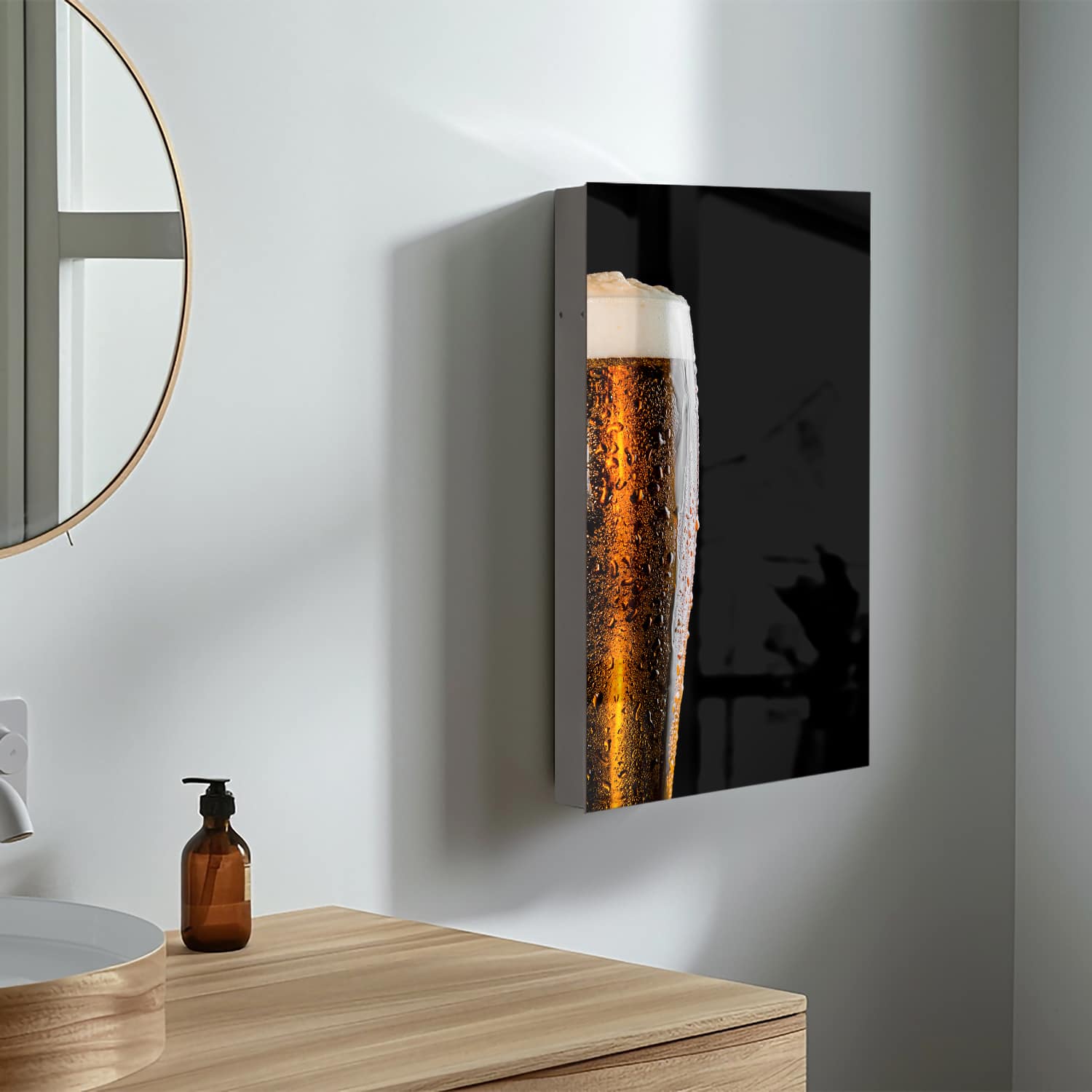 Medizinschrank Bierglas Nahaufnahme