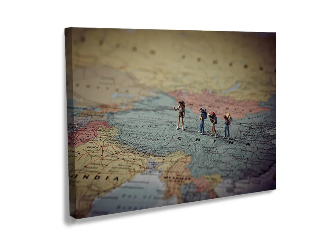 Kork-Pinnwände auf Leinwand mit miniaturreisende auf einer landkarte – Format 120 × 80 cm