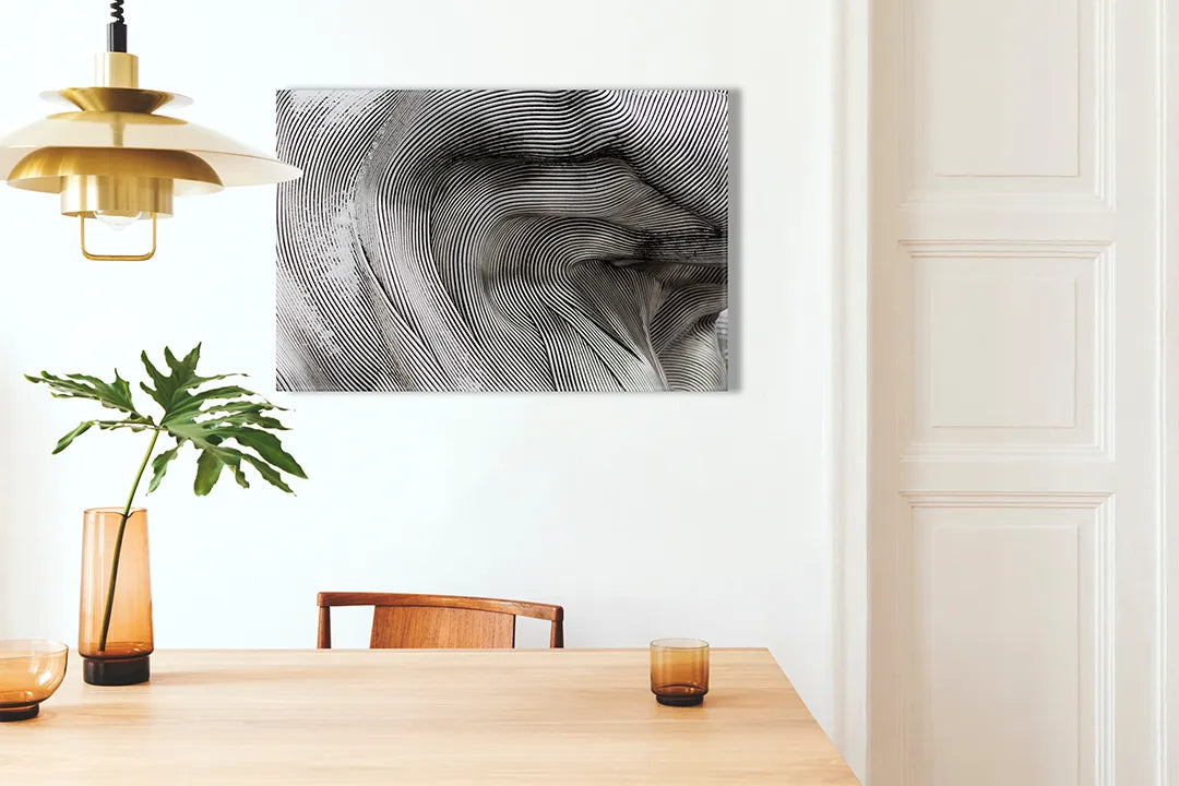 Kurkborden op canvas met zwart-wit golvend lijnpatroon – formaat 100 × 70 cm