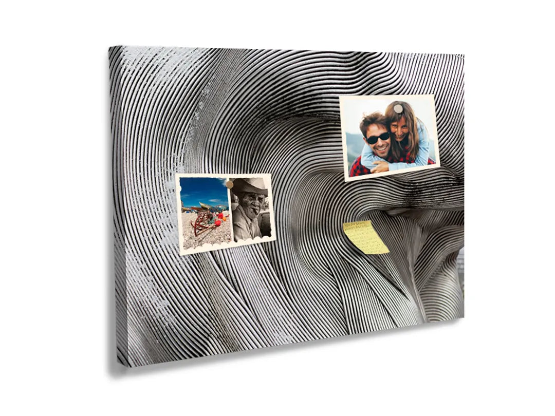 Kurkborden op canvas met zwart-wit golvend lijnpatroon – formaat 60 × 40 cm