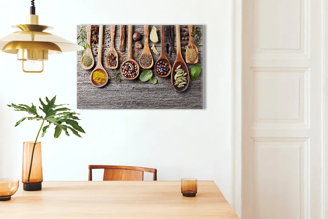 Kurkborden op canvas met kruiden in houten lepels – formaat 100 × 70 cm