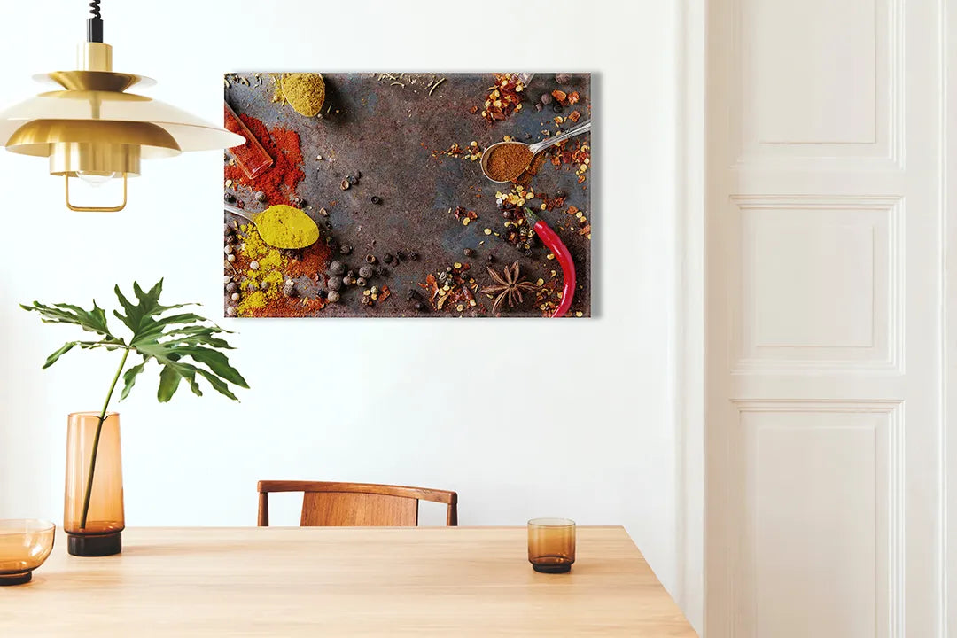 Kork-Pinnwände auf Leinwand mit bunte gewürze auf dunklem hintergrund – Format 100 × 70 cm
