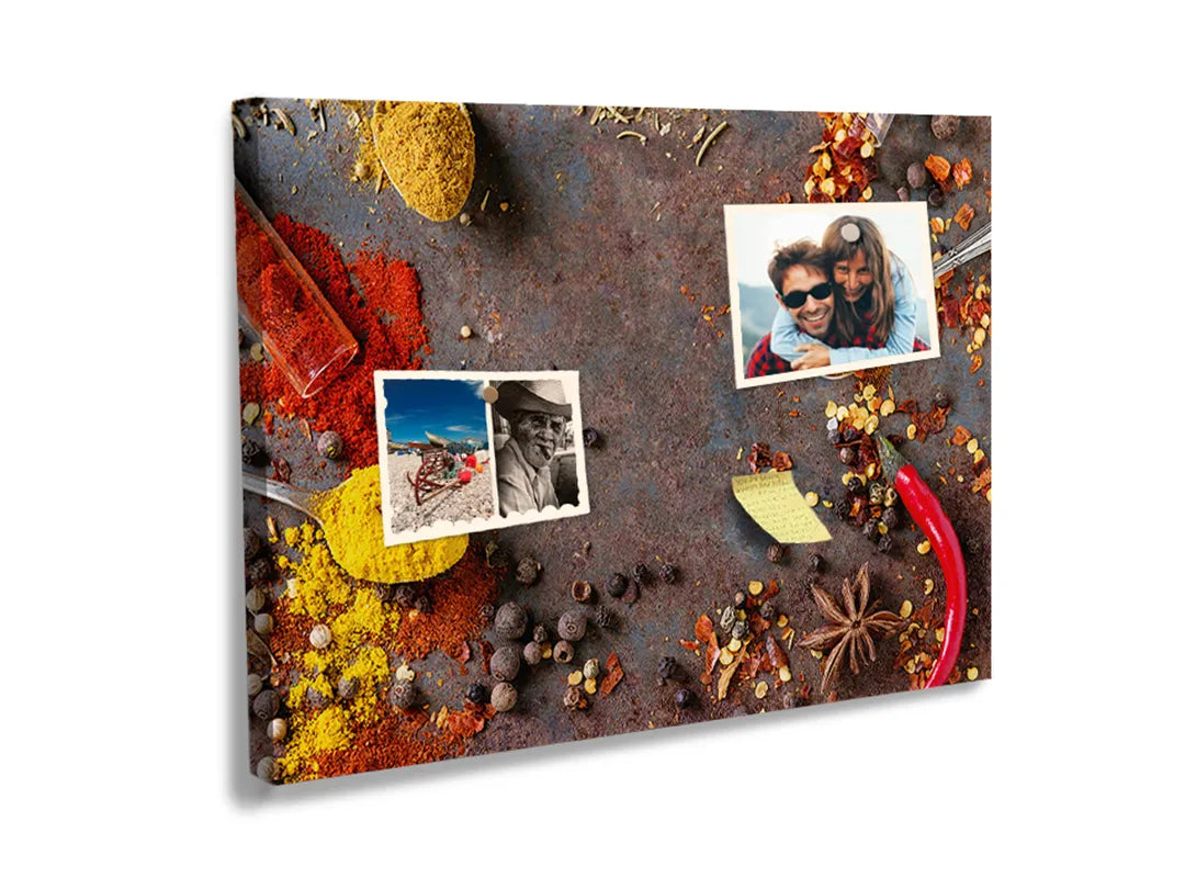 Kork-Pinnwände auf Leinwand mit bunte gewürze auf dunklem hintergrund – Format 60 × 40 cm