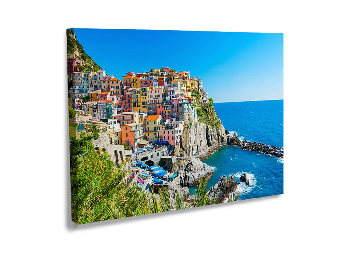Kork-Pinnwände auf Leinwand mit buntes küstendorf am meer – Format 120 × 80 cm