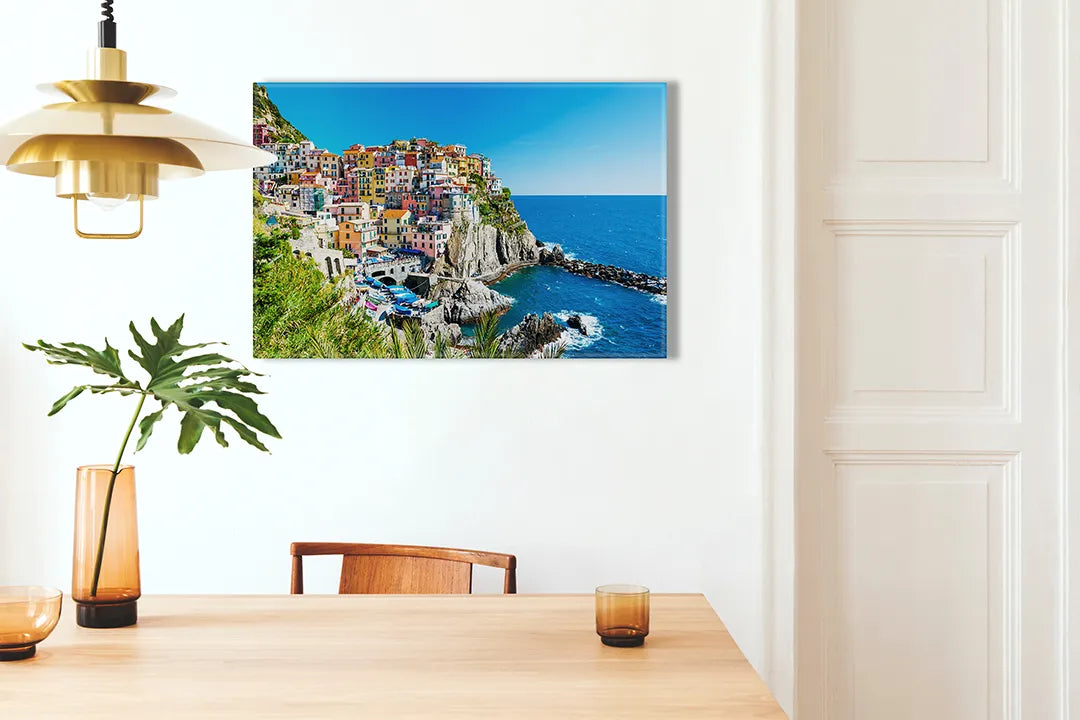 Kork-Pinnwände auf Leinwand mit buntes küstendorf am meer – Format 100 × 70 cm