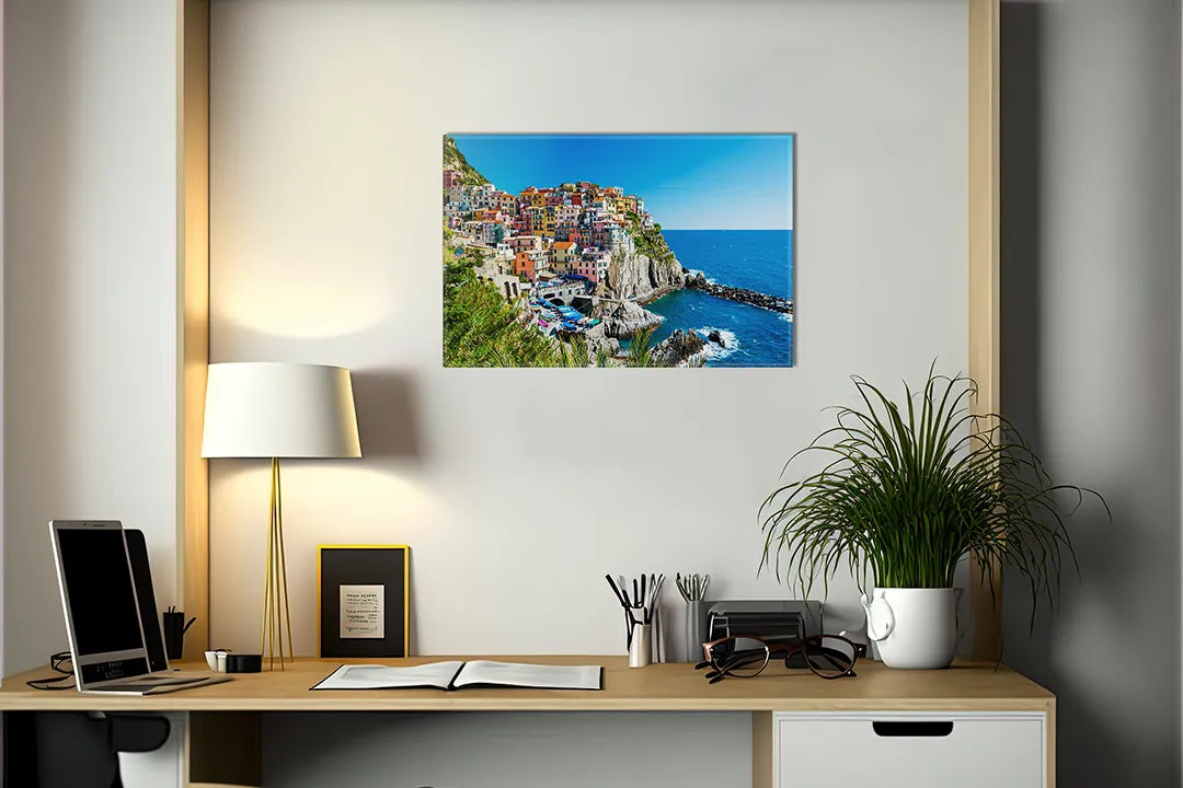 Kork-Pinnwände auf Leinwand mit buntes küstendorf am meer – Format 140 × 100 cm