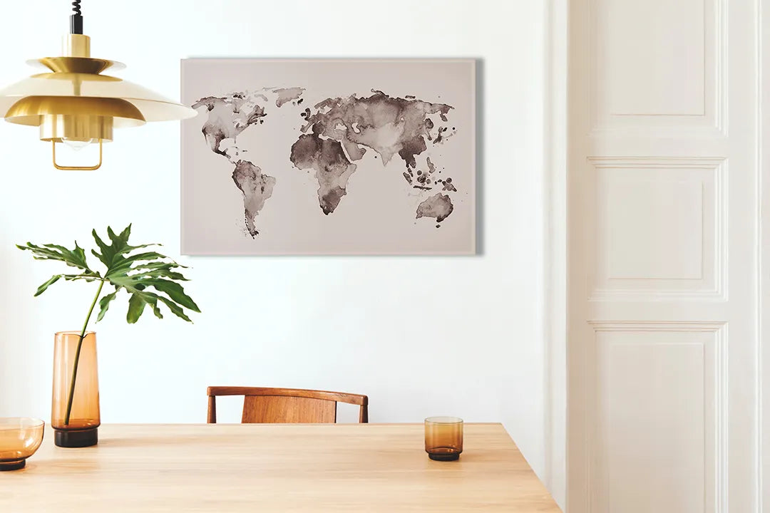 Kork-Pinnwände auf Leinwand mit aquarell-weltkarte in sanften tönen – Format 100 × 70 cm