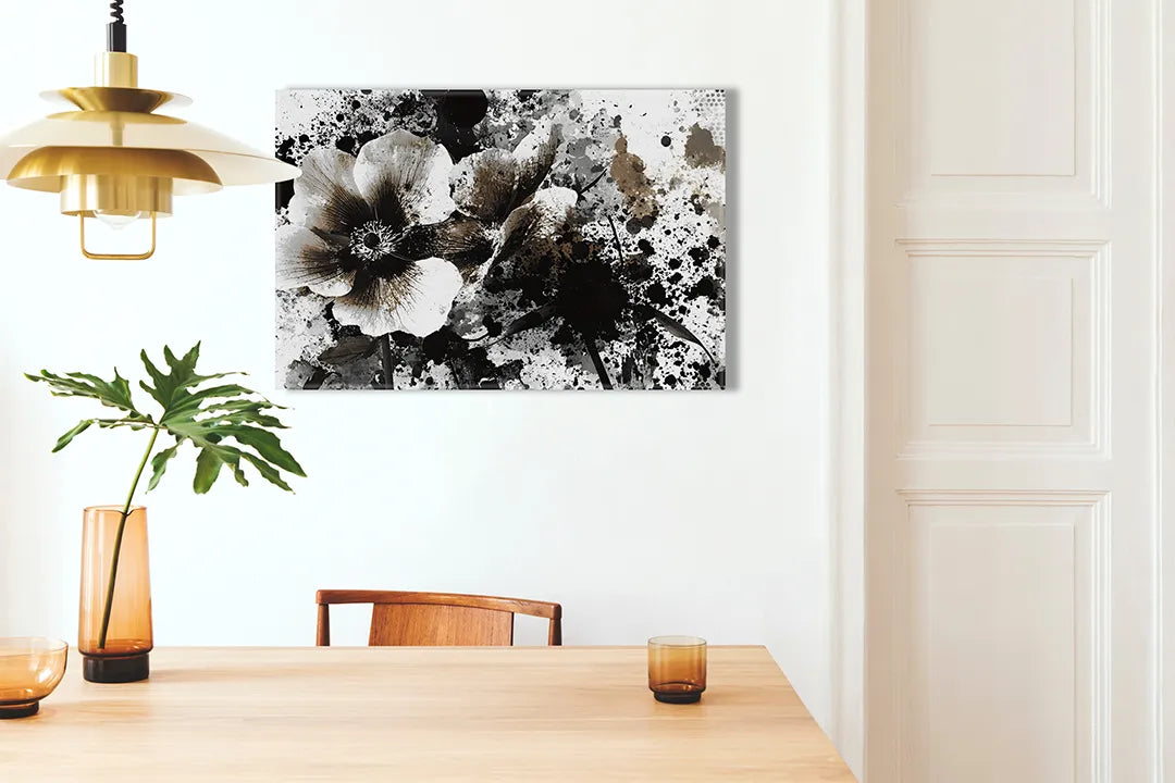 Kurkborden op canvas met zwart-witte bloem in inktspatten – formaat 100 × 70 cm