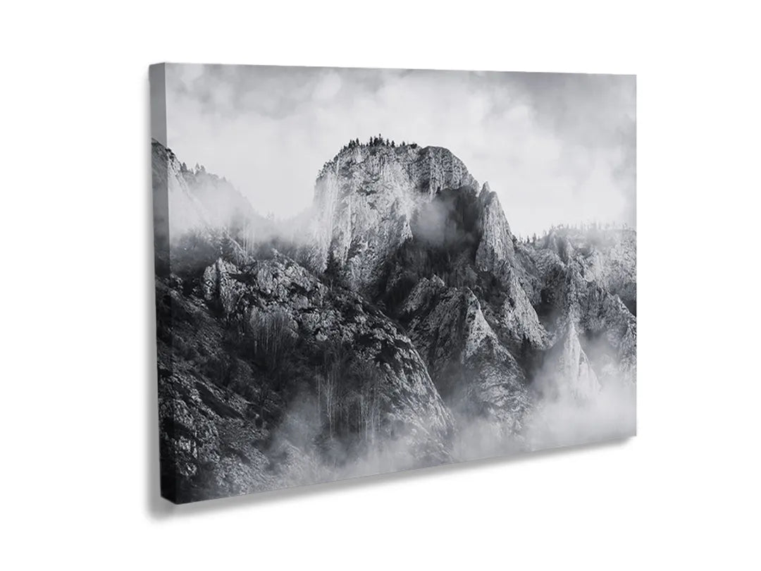 Kork-Pinnwände auf Leinwand mit neblige berggipfel in schwarz-weiß – Format 120 × 80 cm