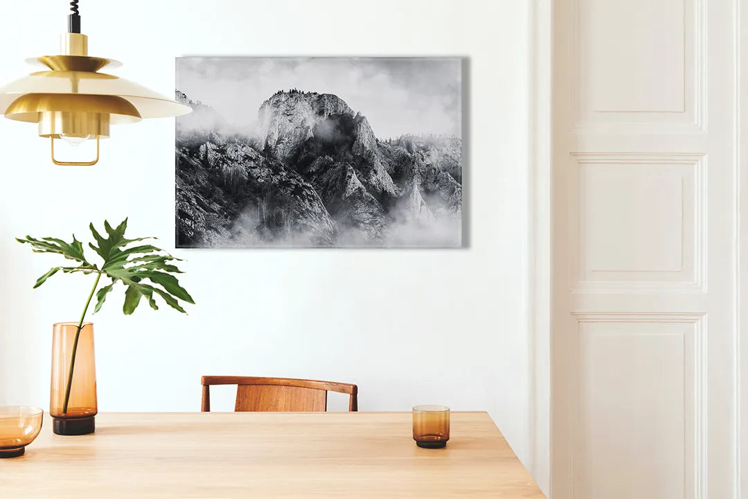 Kork-Pinnwände auf Leinwand mit neblige berggipfel in schwarz-weiß – Format 100 × 70 cm