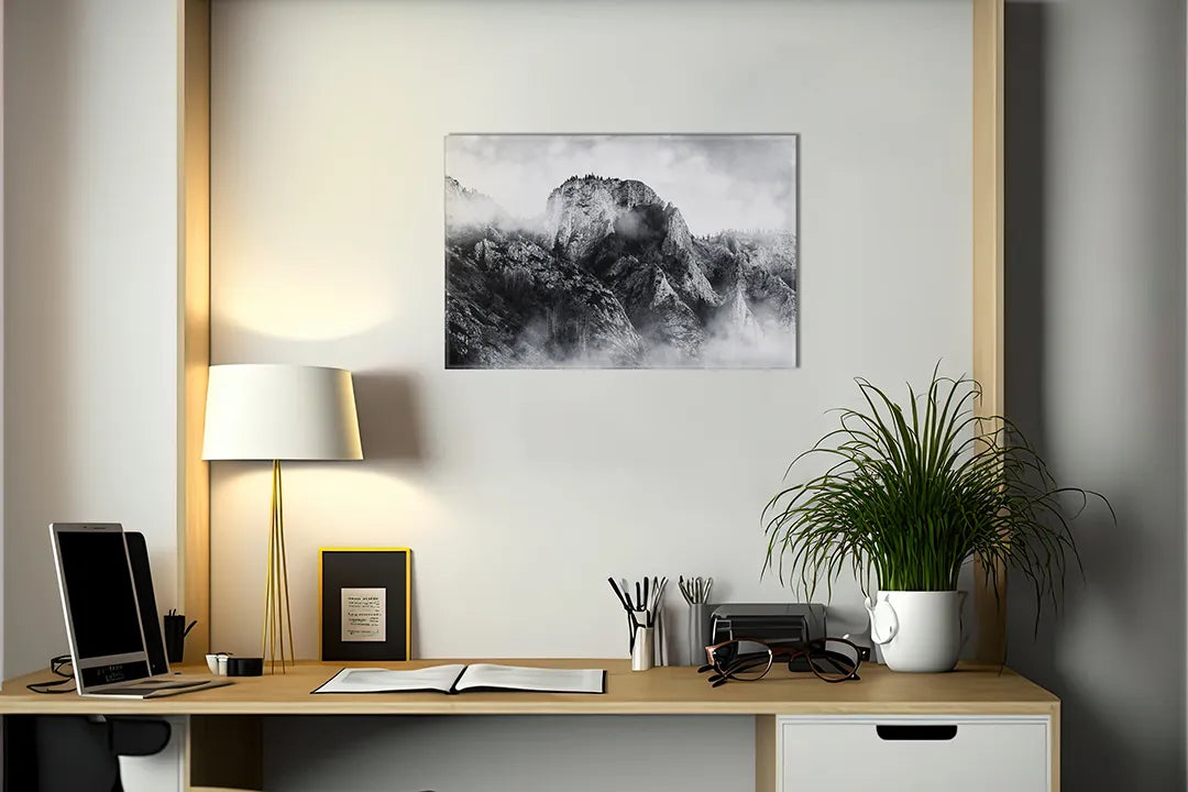 Kork-Pinnwände auf Leinwand mit neblige berggipfel in schwarz-weiß – Format 140 × 100 cm