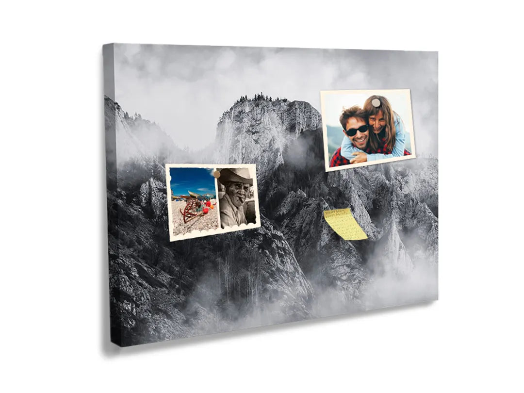 Kork-Pinnwände auf Leinwand mit neblige berggipfel in schwarz-weiß – Format 60 × 40 cm