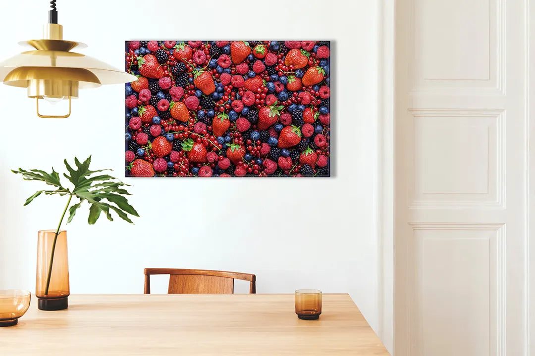 Kork-Pinnwände auf Leinwand mit mix aus roten früchten und beeren – Format 100 × 70 cm