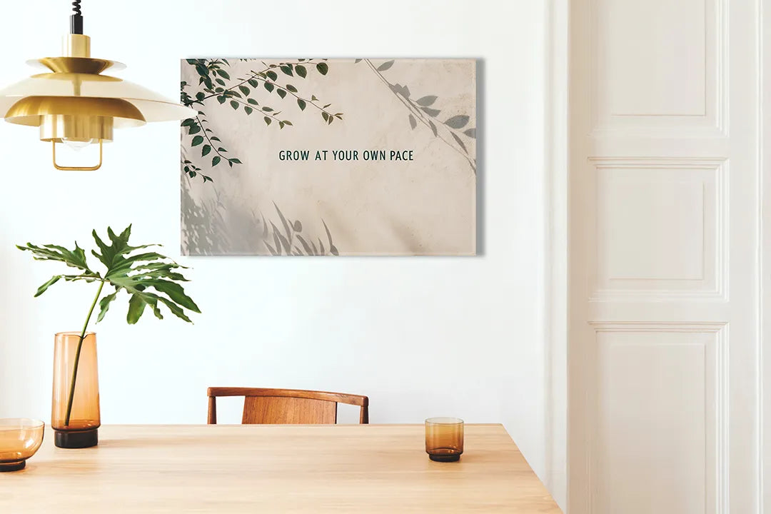 Kurkborden op canvas met groei in je eigen tempo botanische quote – formaat 100 × 70 cm