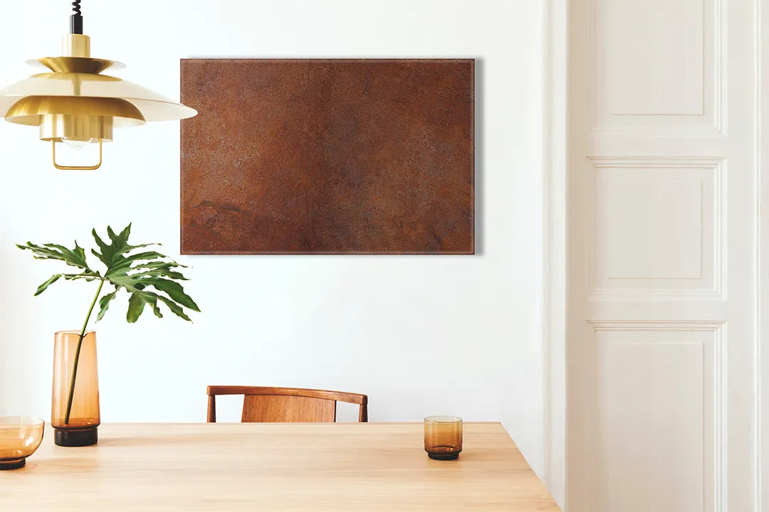 Kurkborden op canvas met roestkleurige metaalstructuur – formaat 100 × 70 cm