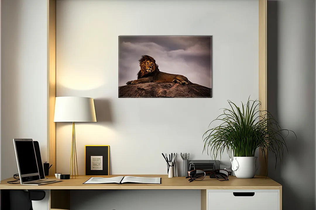 Kurkborden op canvas met majestueuze leeuw op een rots – formaat 140 × 100 cm