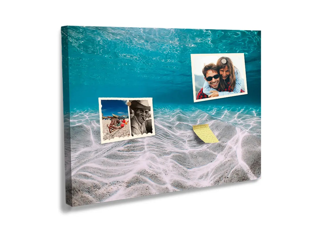 Kurkborden op canvas met zandpatroon onder helder zeewater – formaat 60 × 40 cm