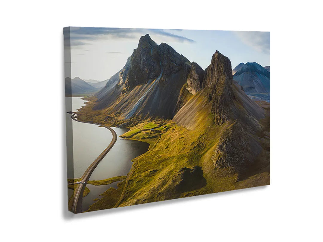Kurkborden op canvas met dramatisch berglandschap met rivier – formaat 120 × 80 cm