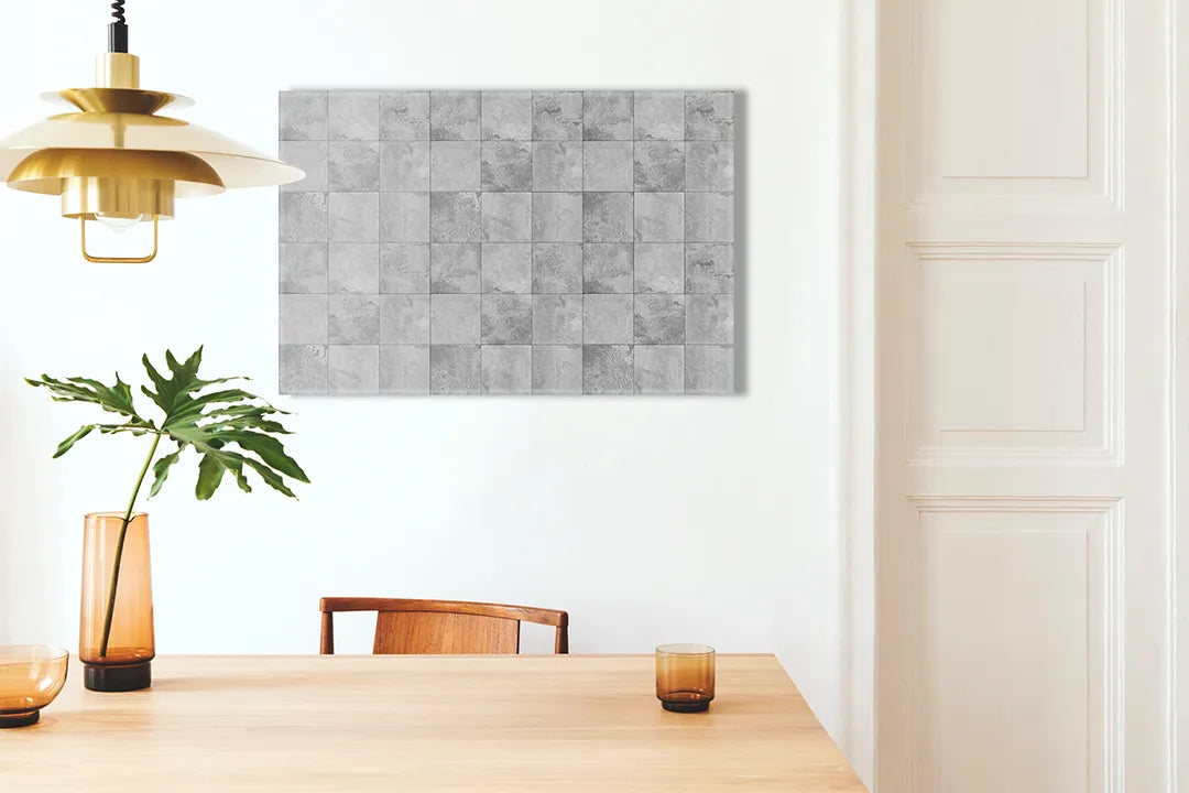 Kurkborden op canvas met grijze geometrische tegelstructuur – formaat 100 × 70 cm