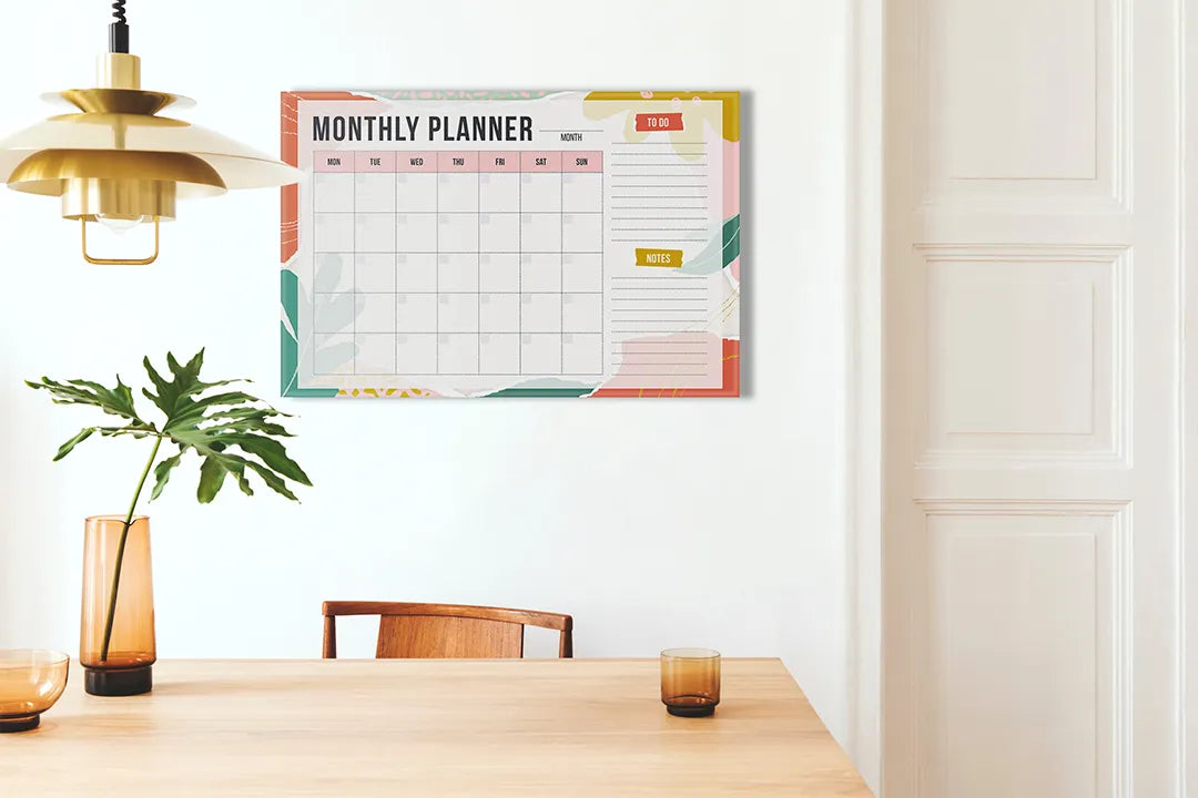 Kurkborden op canvas met kleurrijke maandplanner – formaat 100 × 70 cm