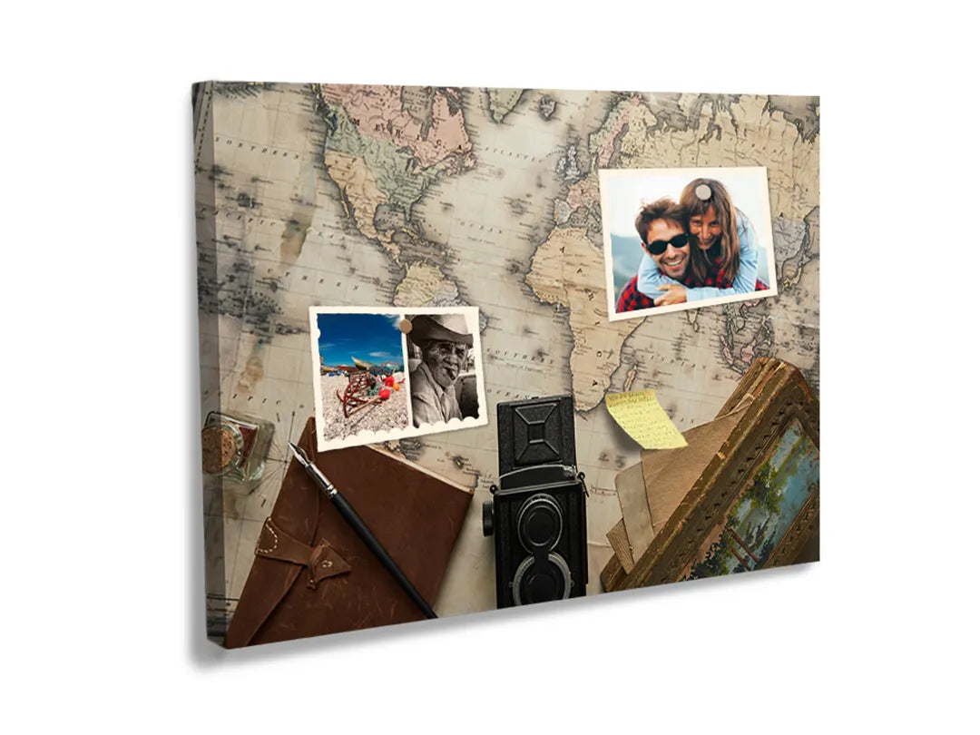 Kurkborden op canvas met vintage reiskaart met camera en koffer – formaat 60 × 40 cm