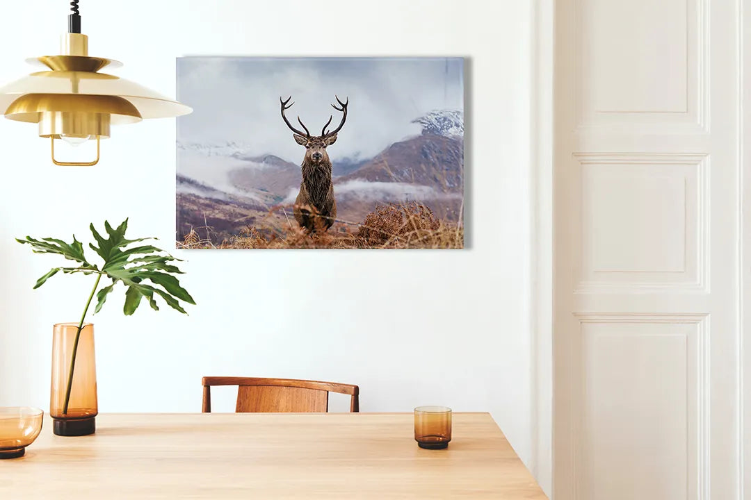 Kurkborden op canvas met hert in een berglandschap – formaat 100 × 70 cm