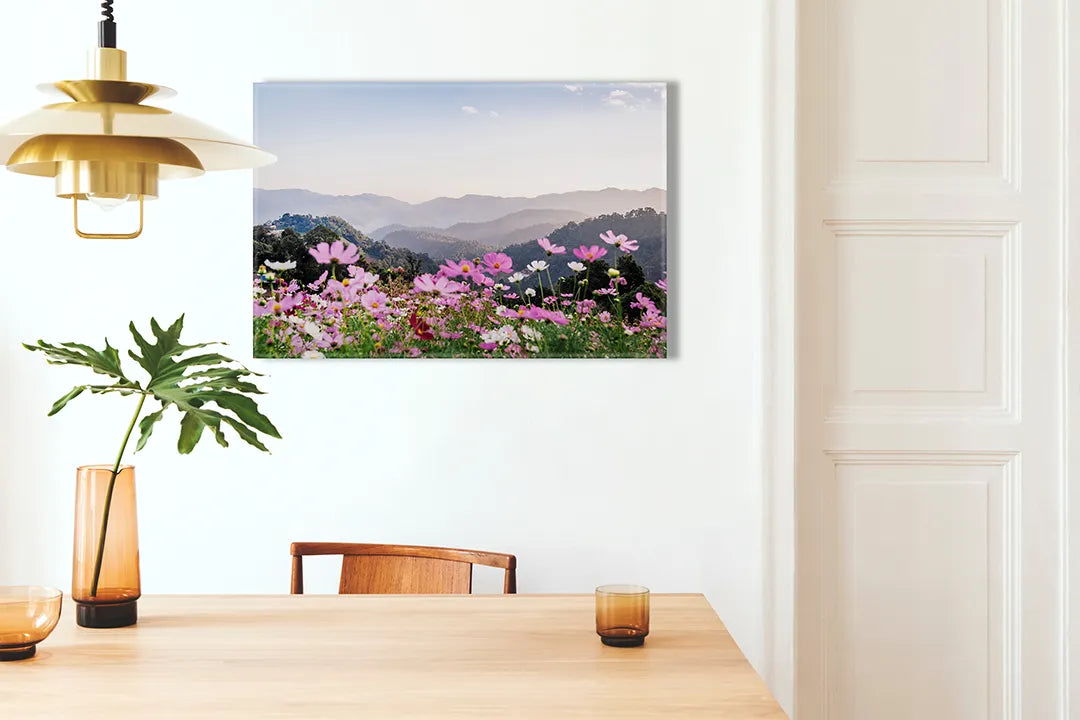 Kurkborden op canvas met bloemenweide met bergen – formaat 100 × 70 cm