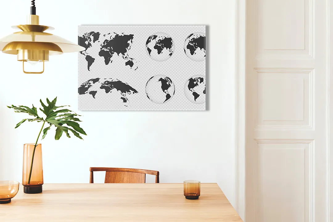 Kurkborden op canvas met wereldkaarten en wereldbollen in zwart-wit – formaat 100 × 70 cm