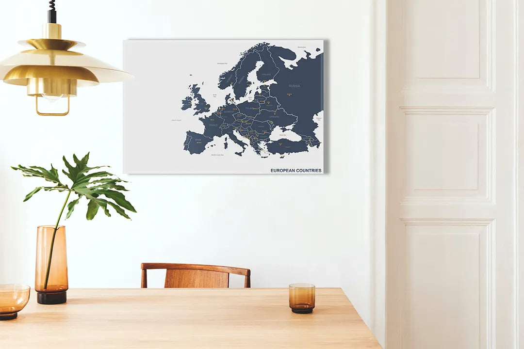 Kurkborden op canvas met donkerblauwe kaart van europa – formaat 100 × 70 cm
