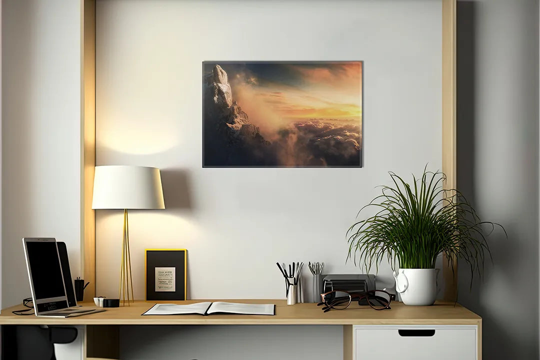 Kurkborden op canvas met dramatische bergtop boven de wolken – formaat 140 × 100 cm