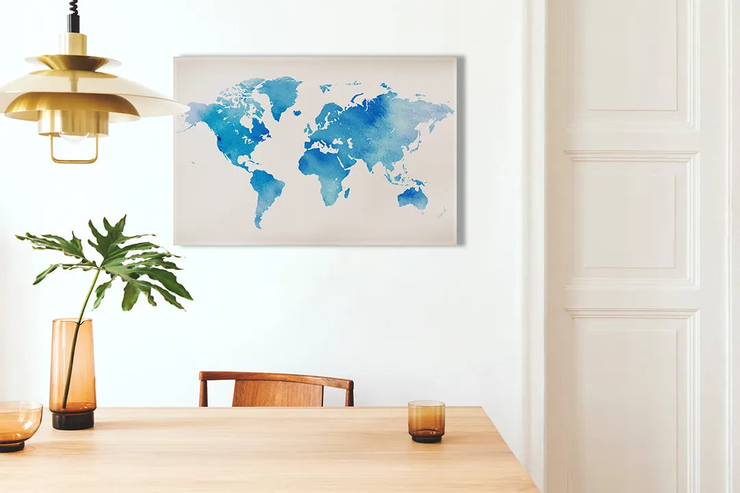 Kurkborden op canvas met blauwe aquarel wereldkaart – formaat 100 × 70 cm
