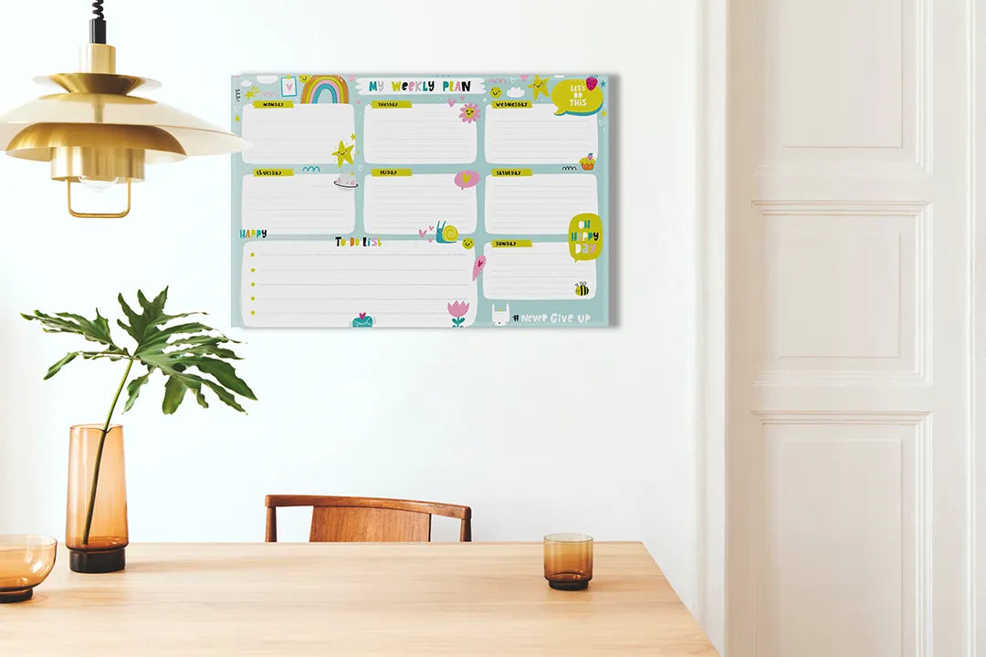 Kurkborden op canvas met kleurrijke gezinsweekplanner – formaat 100 × 70 cm