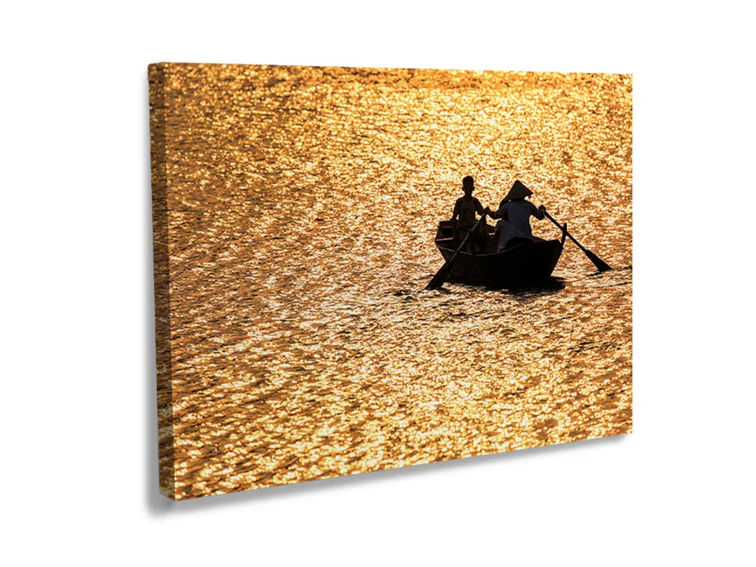 Kurkborden op canvas met vissersboot op goudkleurig water – formaat 120 × 80 cm