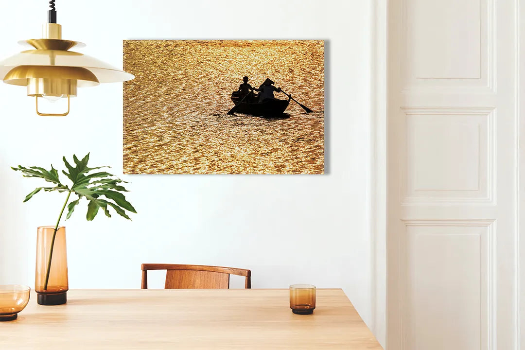 Kurkborden op canvas met vissersboot op goudkleurig water – formaat 100 × 70 cm