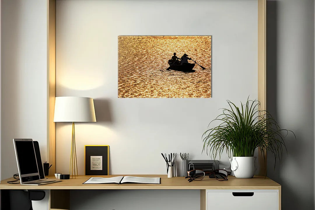 Kurkborden op canvas met vissersboot op goudkleurig water – formaat 140 × 100 cm
