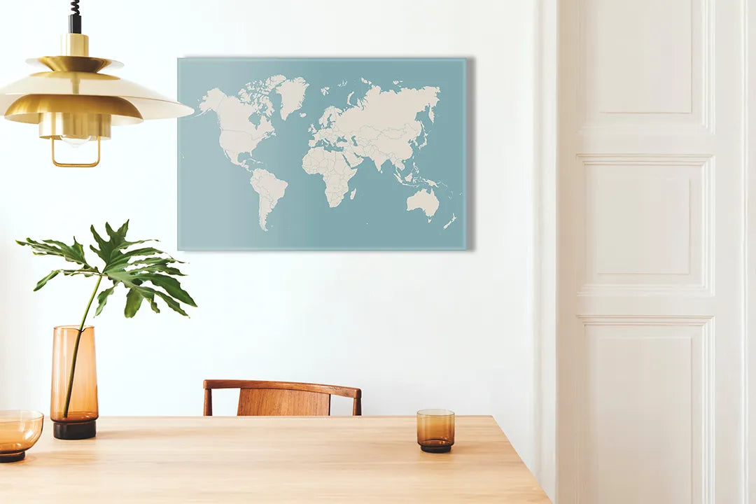 Kurkborden op canvas met witte wereldkaart op lichtblauw – formaat 100 × 70 cm
