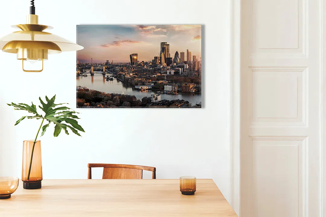 Kurkborden op canvas met moderne stadsskyline bij zonsondergang – formaat 100 × 70 cm