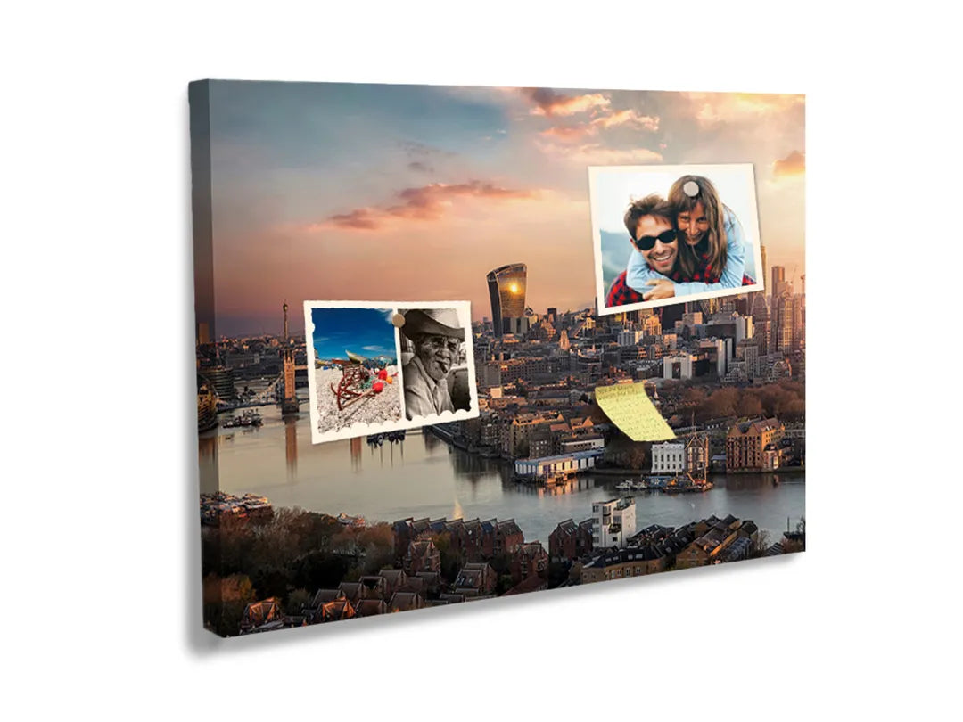Kurkborden op canvas met moderne stadsskyline bij zonsondergang – formaat 60 × 40 cm