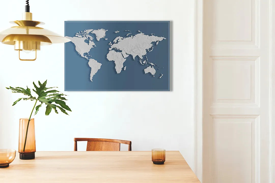 Kurkborden op canvas met witte wereldkaart op donkerblauw – formaat 100 × 70 cm