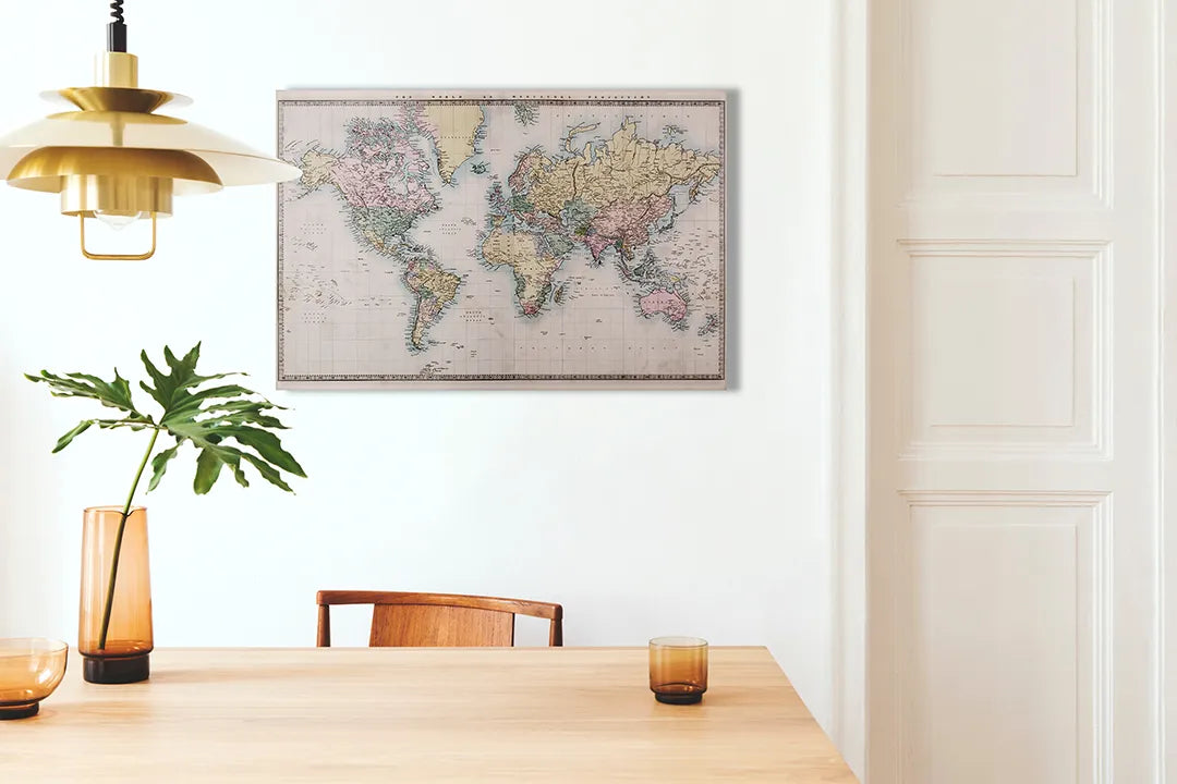 Kurkborden op canvas met vintage wereldkaart in pasteltinten – formaat 100 × 70 cm