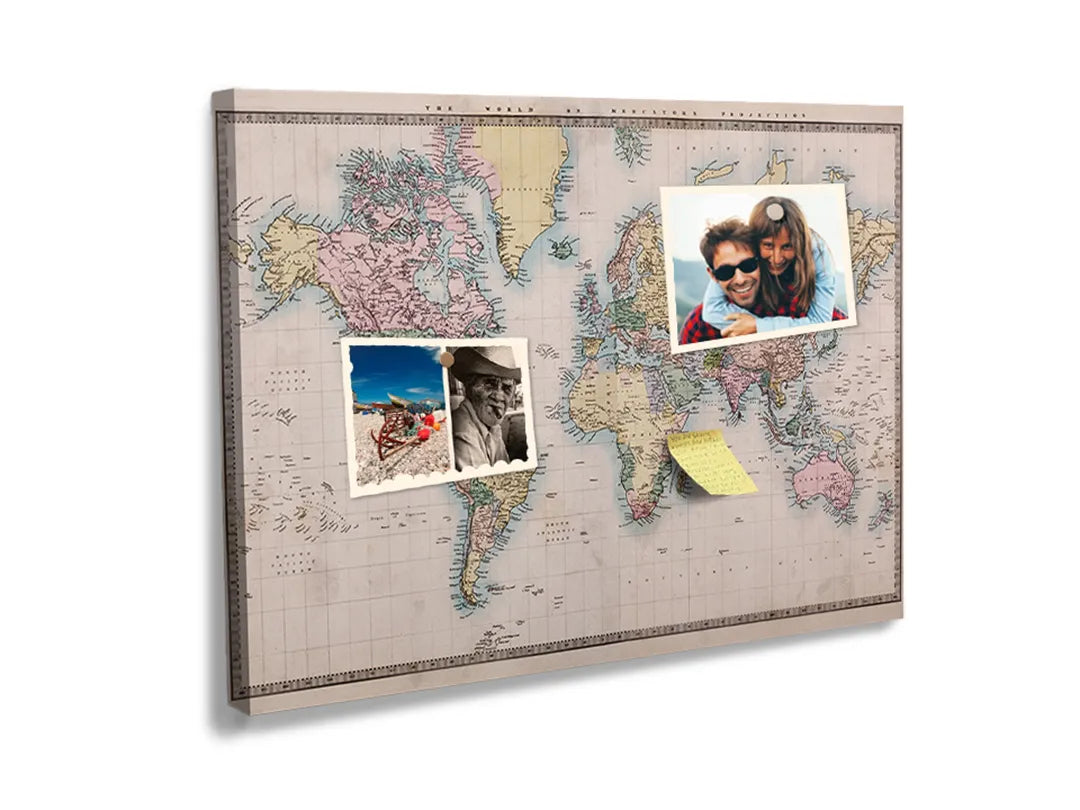 Kurkborden op canvas met vintage wereldkaart in pasteltinten – formaat 60 × 40 cm